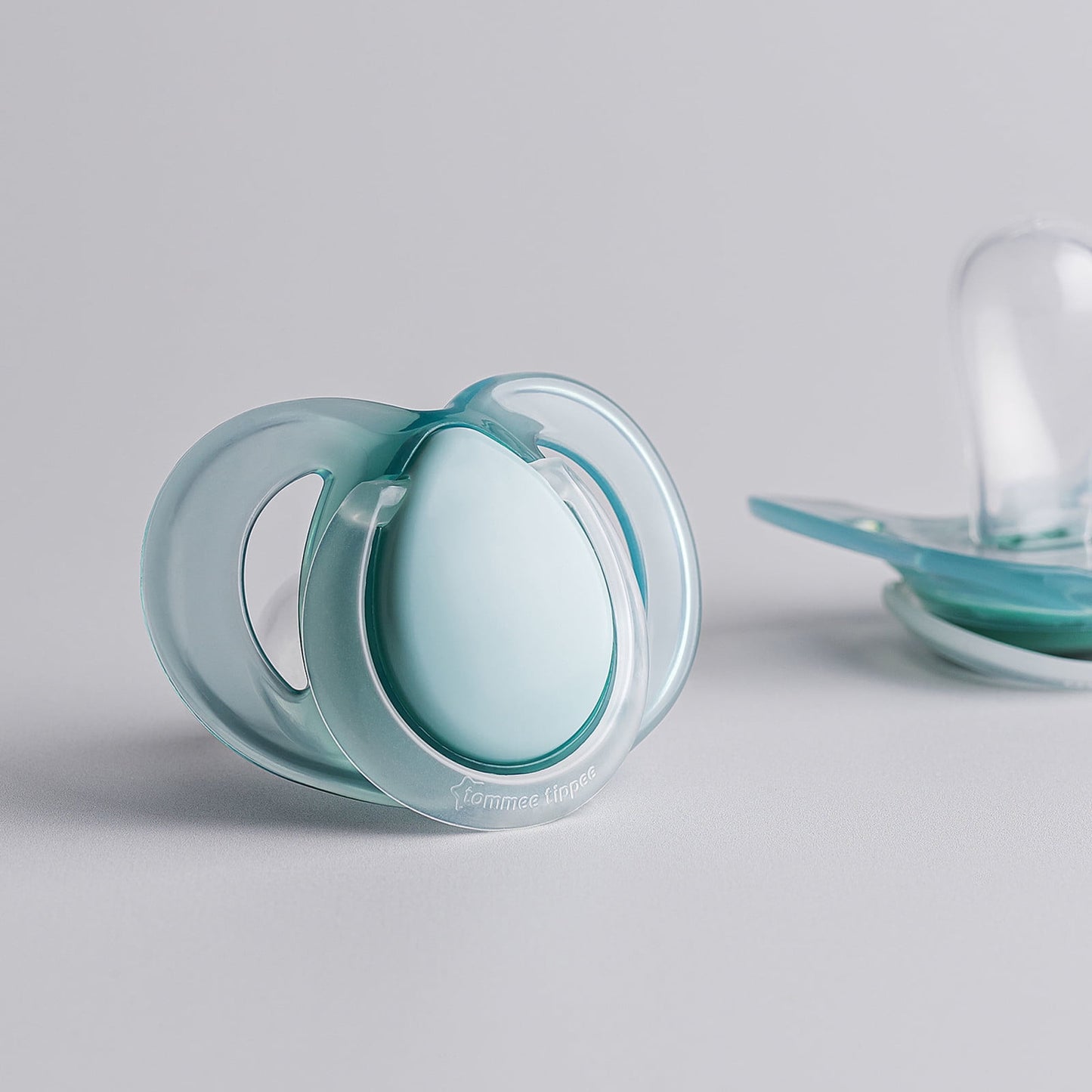 Tommee Tippee Night Time Glow in the Dark Pacifiers | 18-36m, 2 Count | Symmetrical Design, BPA-Free Silicone