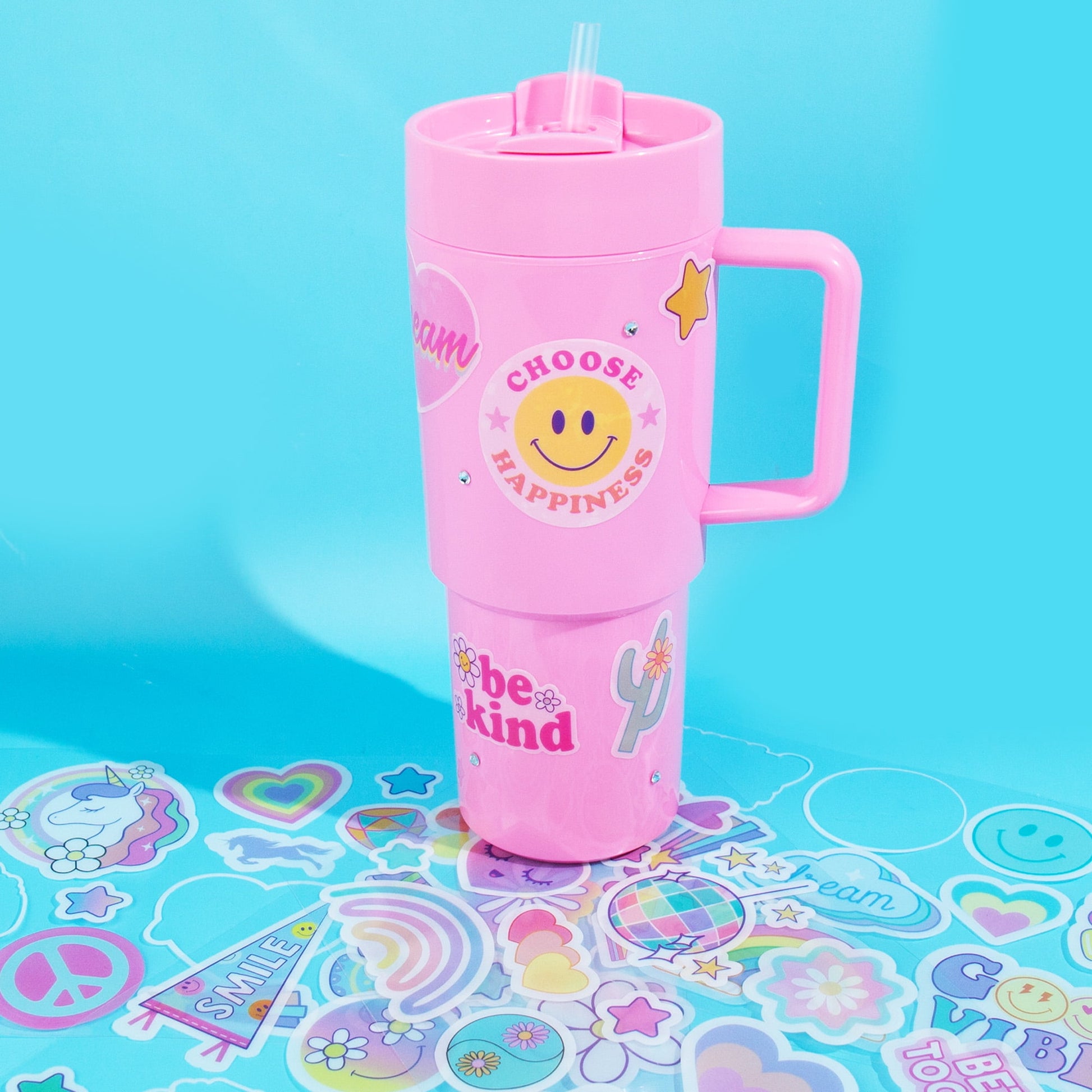 Kids’ tumbler made for daily use, offering a convenient straw and protective lid for mess-free drinking