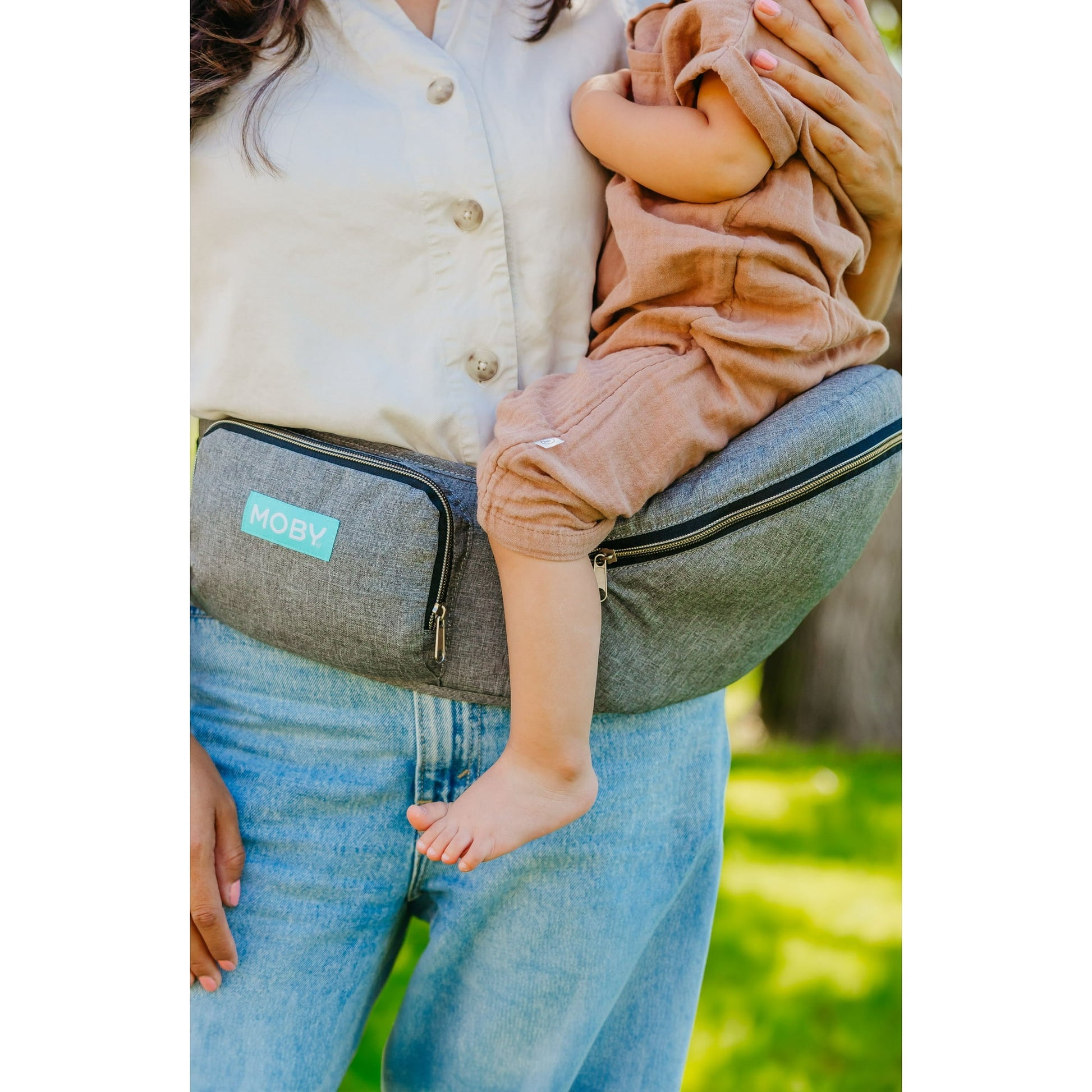 A new parents gift set – hip seat, thoughtful essentials designed to support daily care, comfort, and bonding for parent and baby